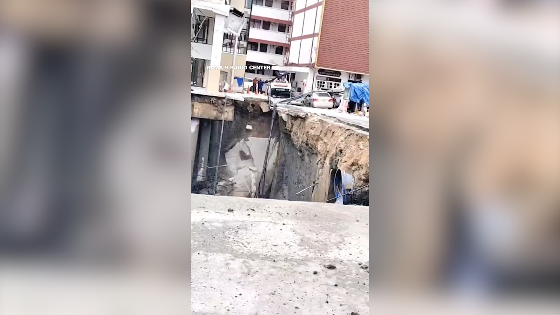 لحظة مخيفة.. حفرة عملاقة تبتلع عددًا من السيارات في تايلاند