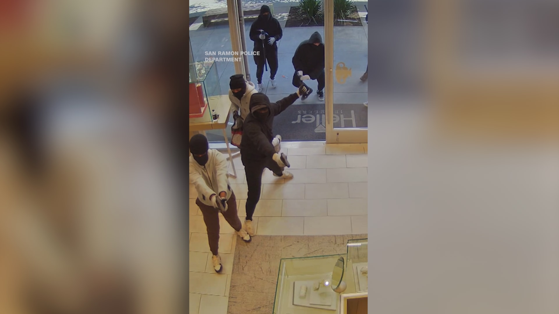 شاهد لحظة سرقة لصوص مسلحين مجوهرات بقيمة مليون دولار من متجر في كاليفورنيا