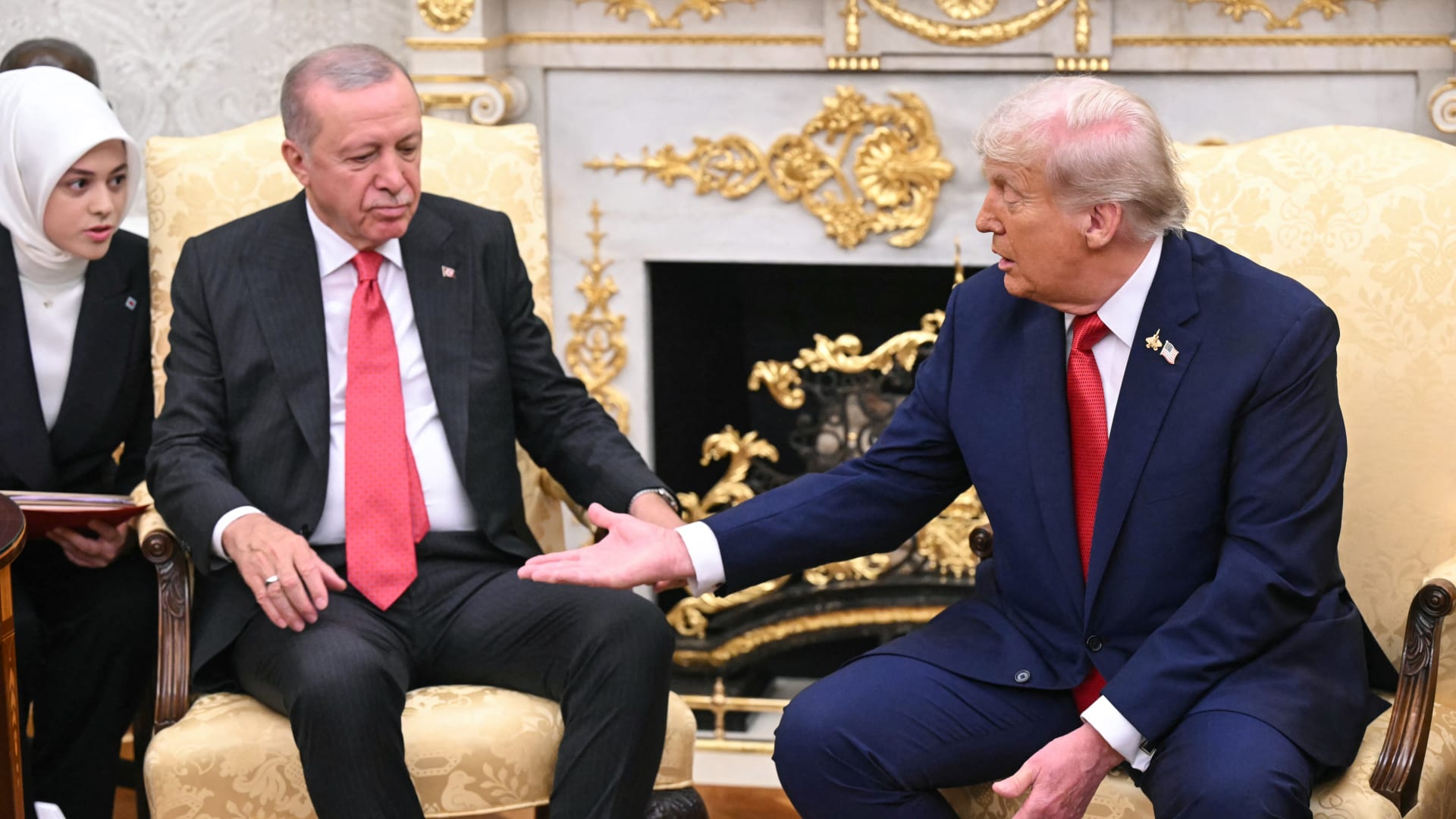 "سحب له الكرسي".. تصرف ترامب مع أردوغان يثير تفاعلا خلال اجتماعهما في البيت الأبيض