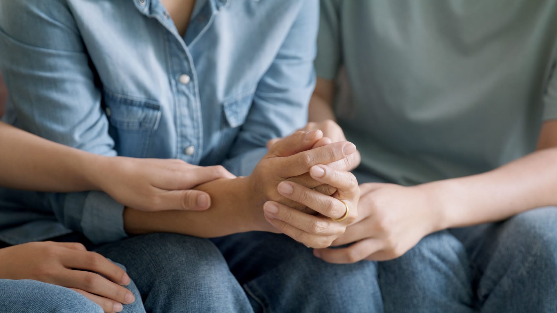 "حتى للأهل مشاعر".. دليل لتربية أطفال أصحاء عاطفياً