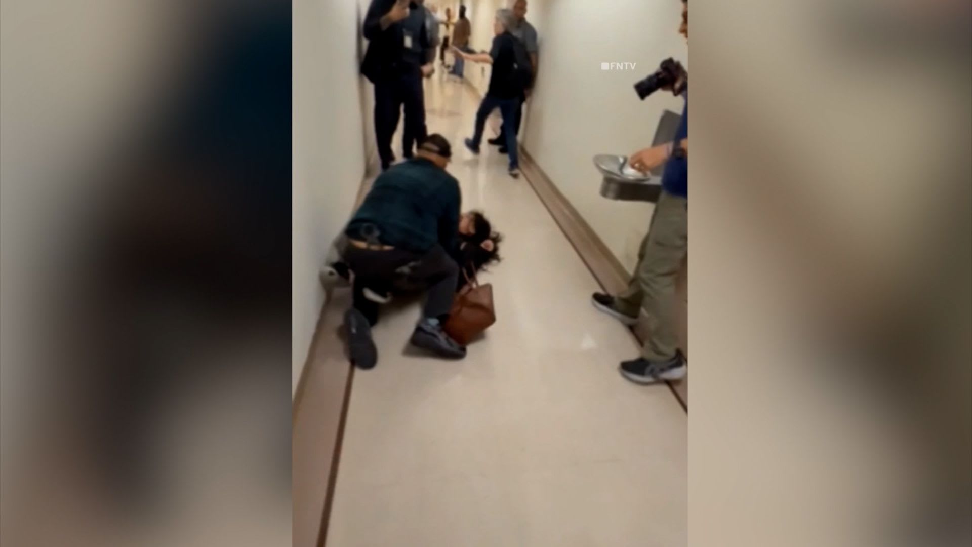 فيديو لشرطي أمريكي يطرح امرأة أرضًا داخل قاعة محكمة يثير ضجة.. شاهد ما حدث