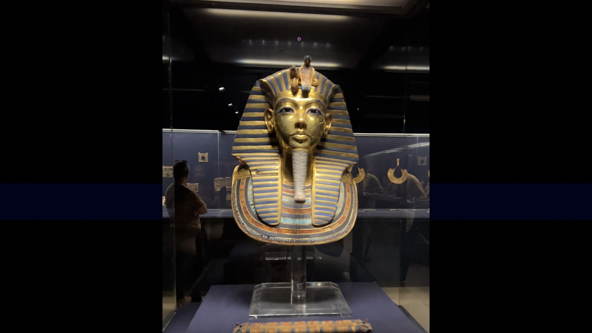 قبل عرضه بالمتحف المصري الكبير..قناع الملك توت عنخ آمون كما لم تره من قبل