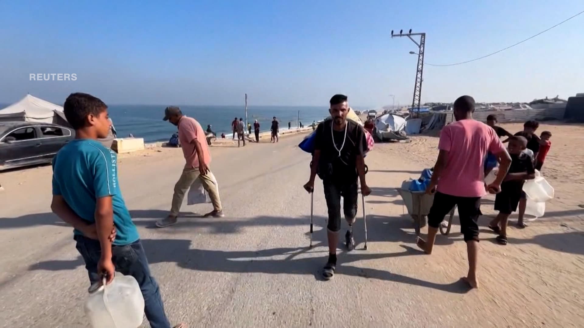 "الرحيل هو خيارنا الوحيد".. شاهد ما قاله نازح من غزة وسط غارات إسرائيلية كثيفة