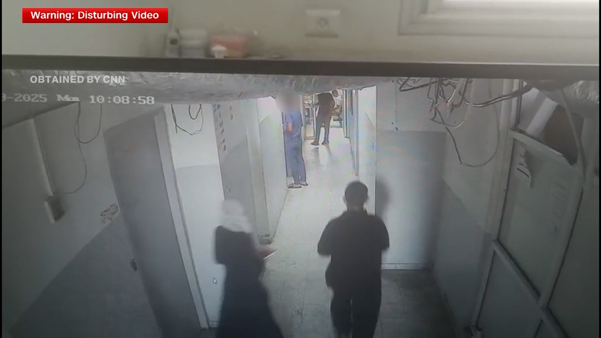 كاميرا ترصد لحظة إطلاق مسيرة إسرائيلية النار على رأس ممرض في غزة أثناء عمله