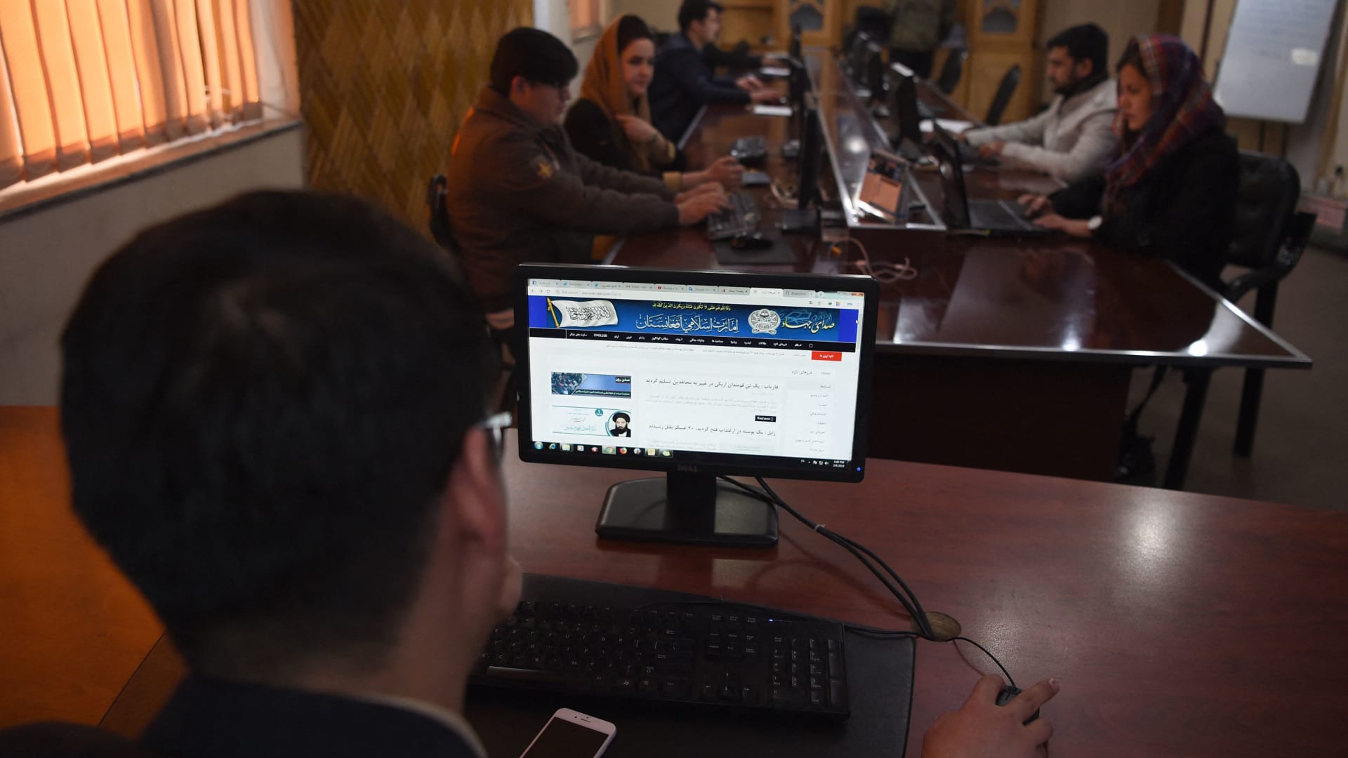 "طالبان" تقطع الإنترنت عن 43 مليون أفغاني.. فما تأثير ذلك على البلاد؟