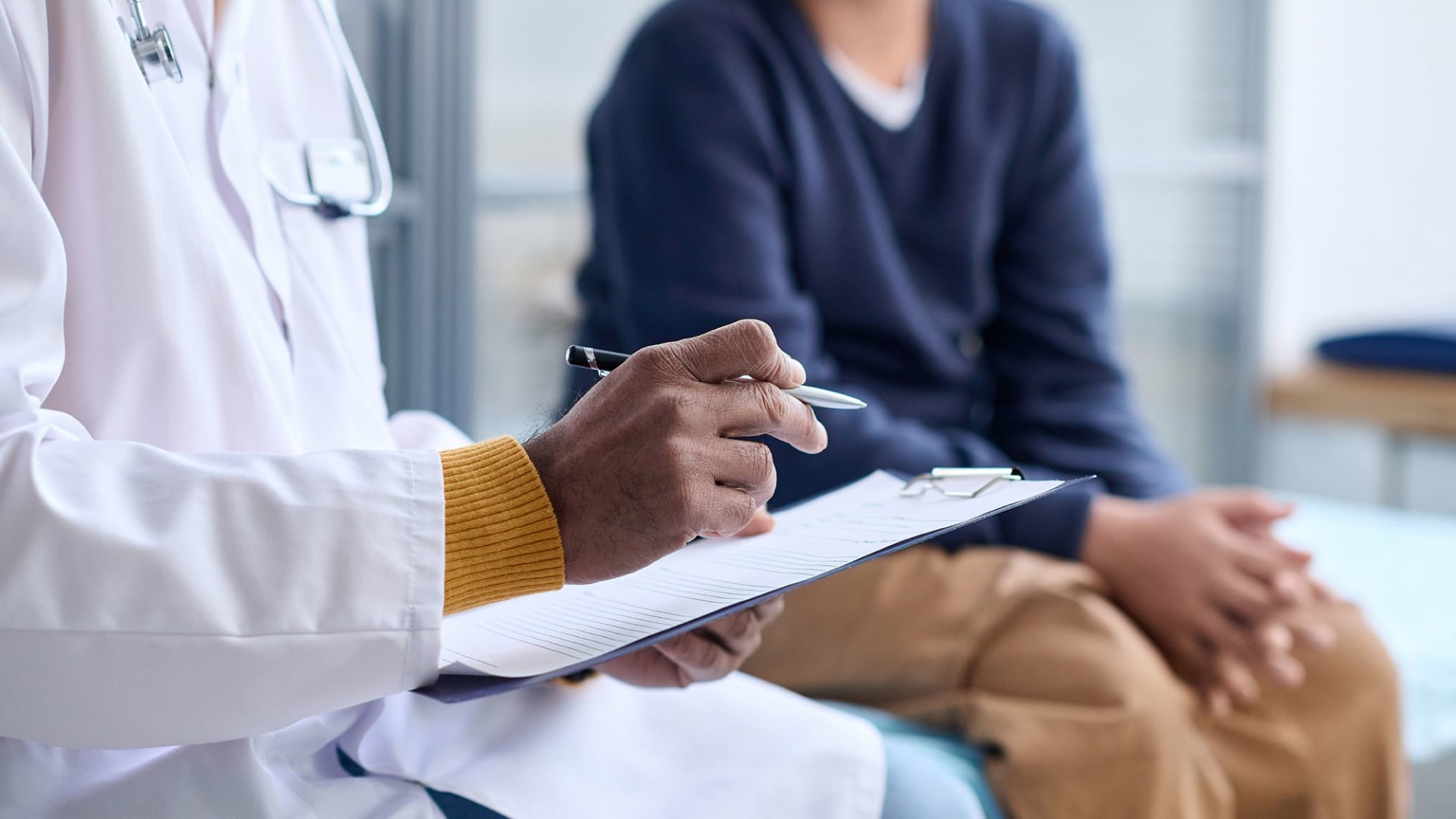 أعراض خمول الغدة الدرقية.. ما الأسباب التي تؤدي إلى تطور المرض؟