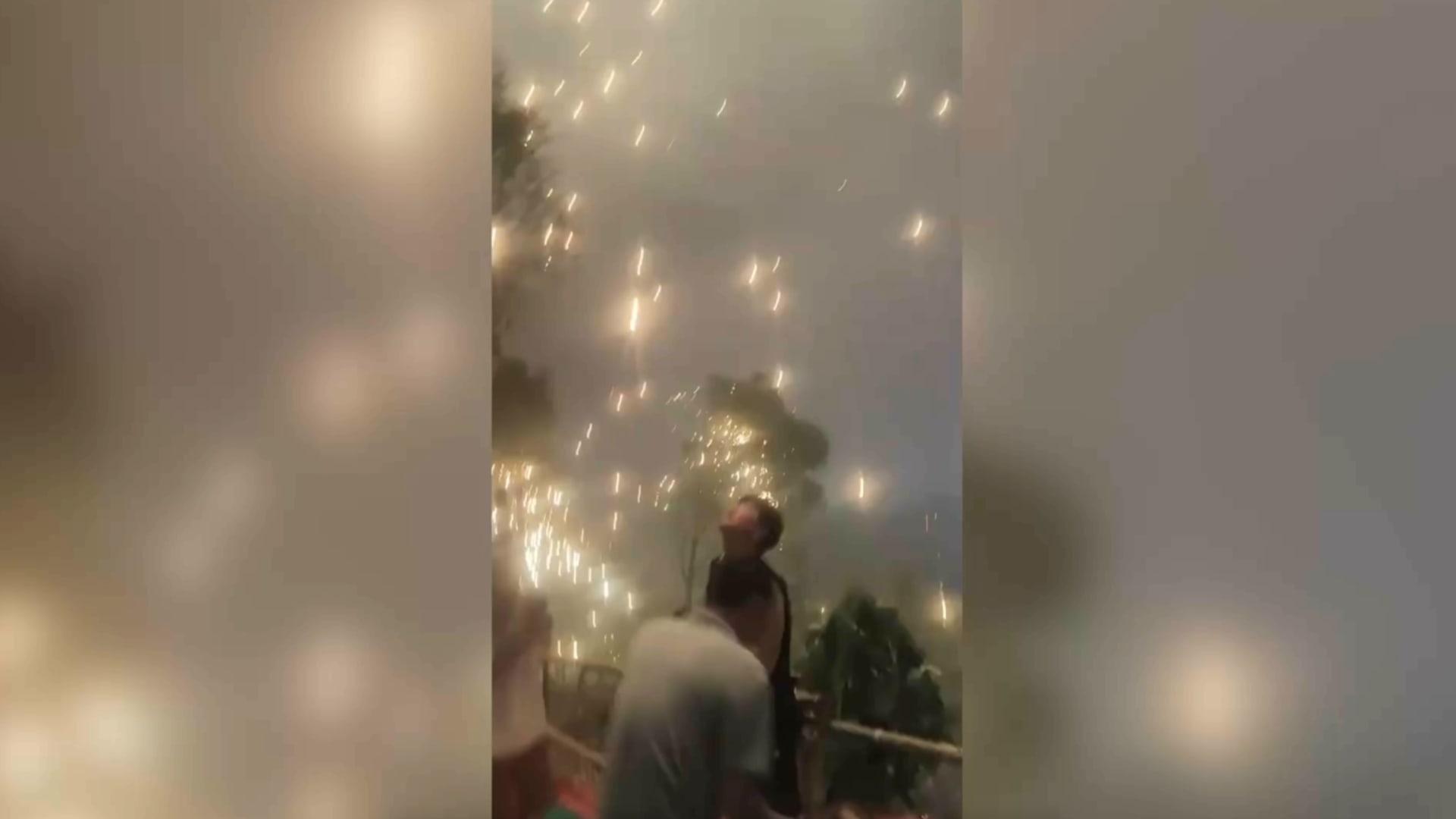 شاهد كرات نارية تتساقط من السماء خلال عرض لطائرات "درون" في الصين.. وحشود تركض للاحتماء