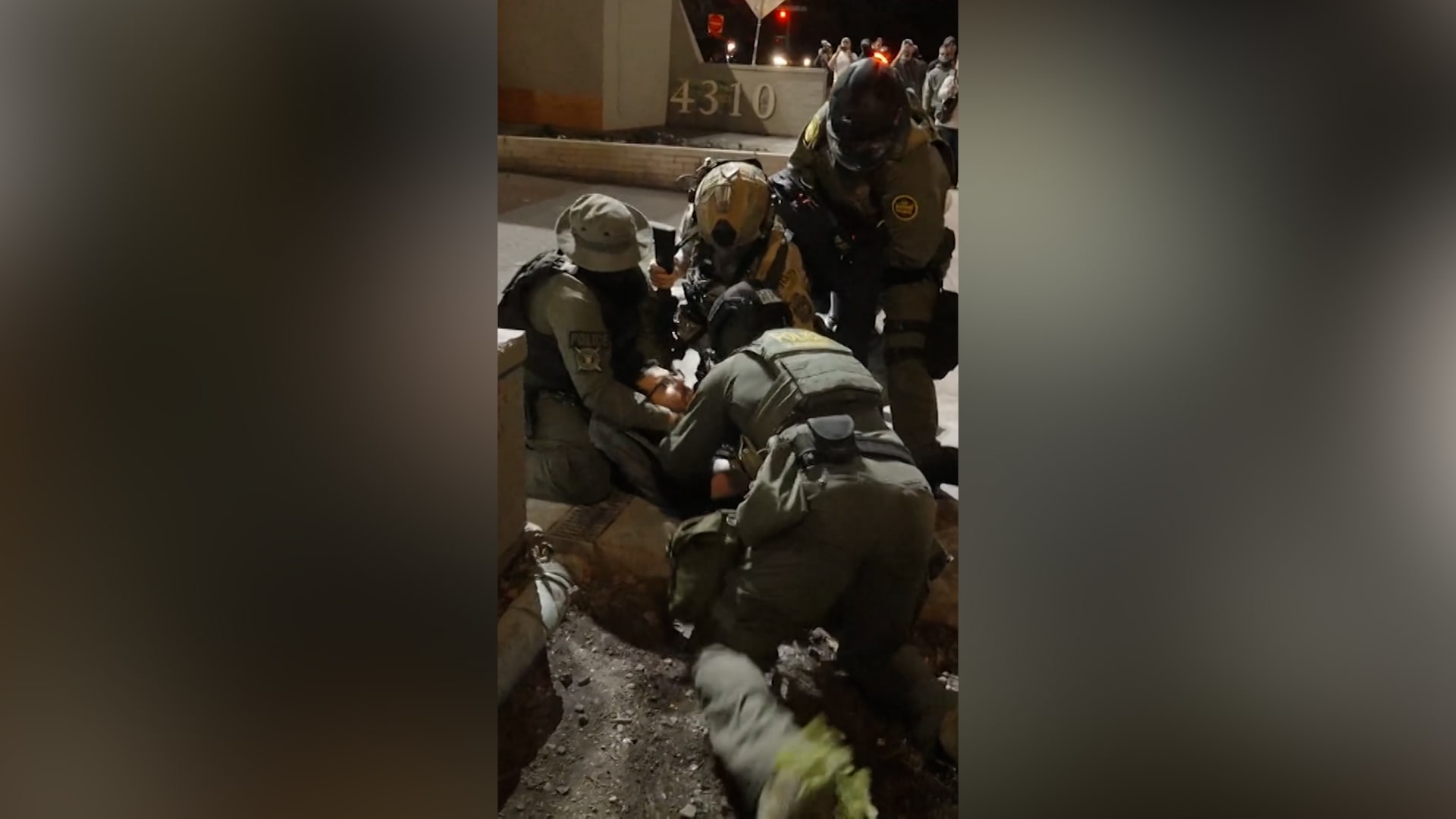 شاهد.. اشتباكات بين متظاهرين وعناصر فيدراليين في بورتلاند
