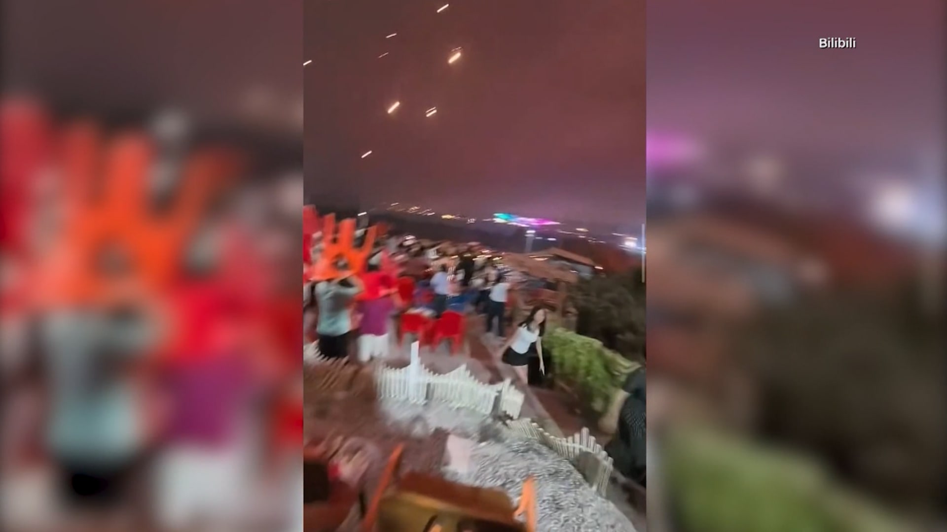 كرات مشتعلة تتساقط فوق رؤوس المتفرجين في الصين بعد خلل في عرض جوي