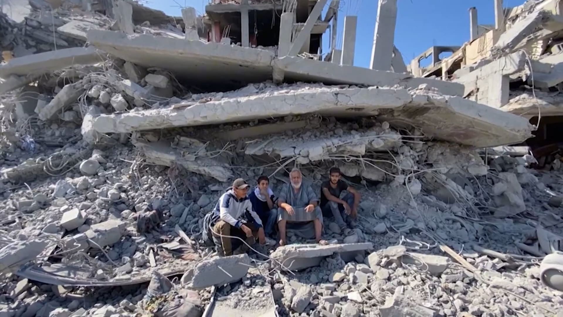متفائلون رغم فقدانهم كل ممتلكاتهم.. فلسطينيون يعودون إلى منازلهم ليجدوا أنقاضًا