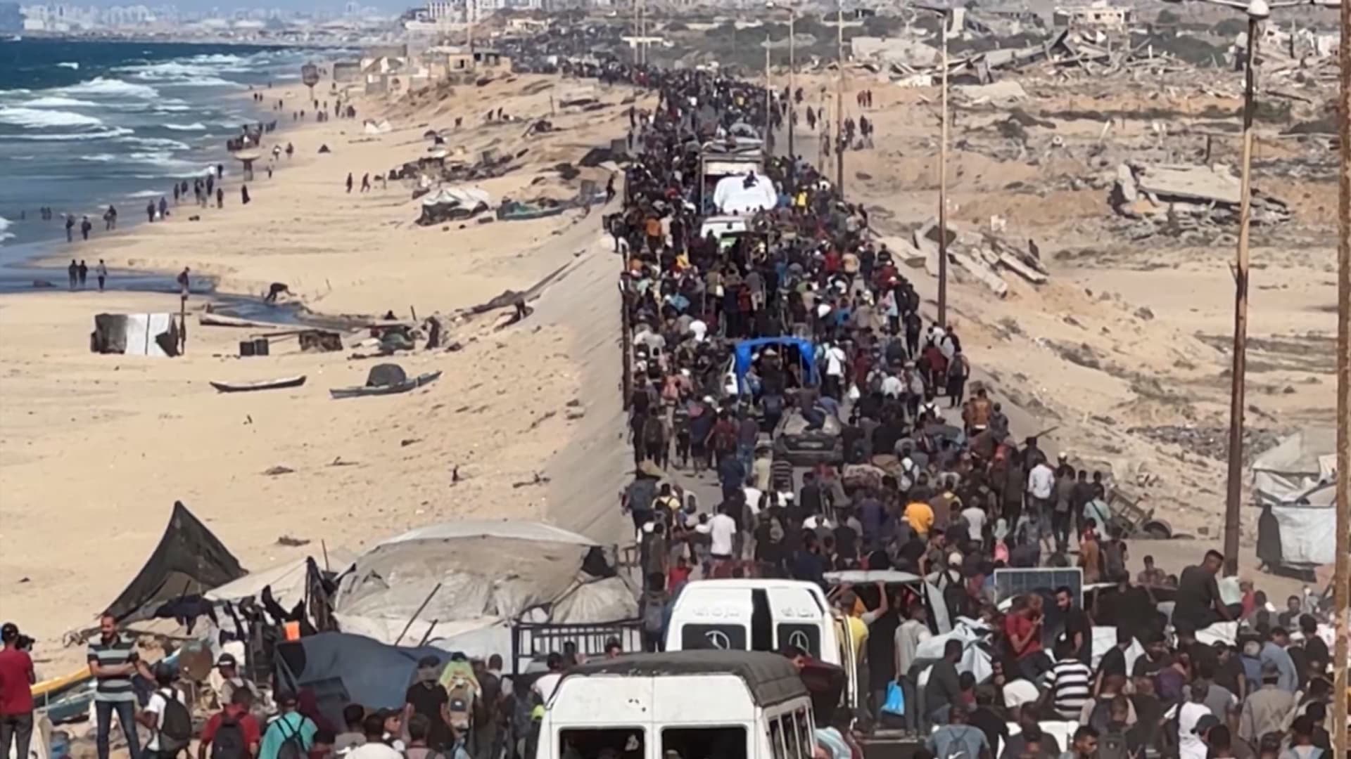 "يمكننا أن نتنفس أخيرًا".. الفلسطينيون يشقّون طريقهم بين الأنقاض في غزة