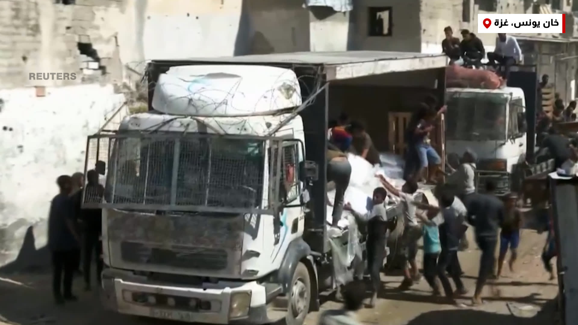 شاهد.. فلسطينيون يهرعون للحصول على المساعدات من الشاحنات المارة عبر غزة