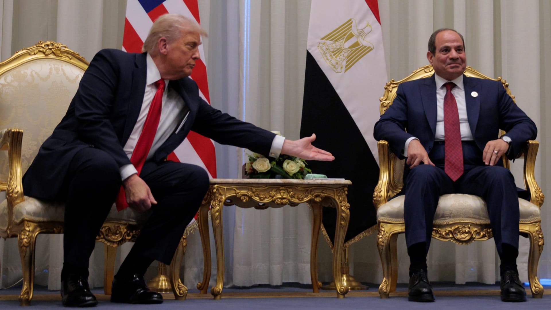 مصر.. فيديو ما حدث بمصافحة السيسي وترامب يثير تفاعلا بقمة شرم الشيخ
