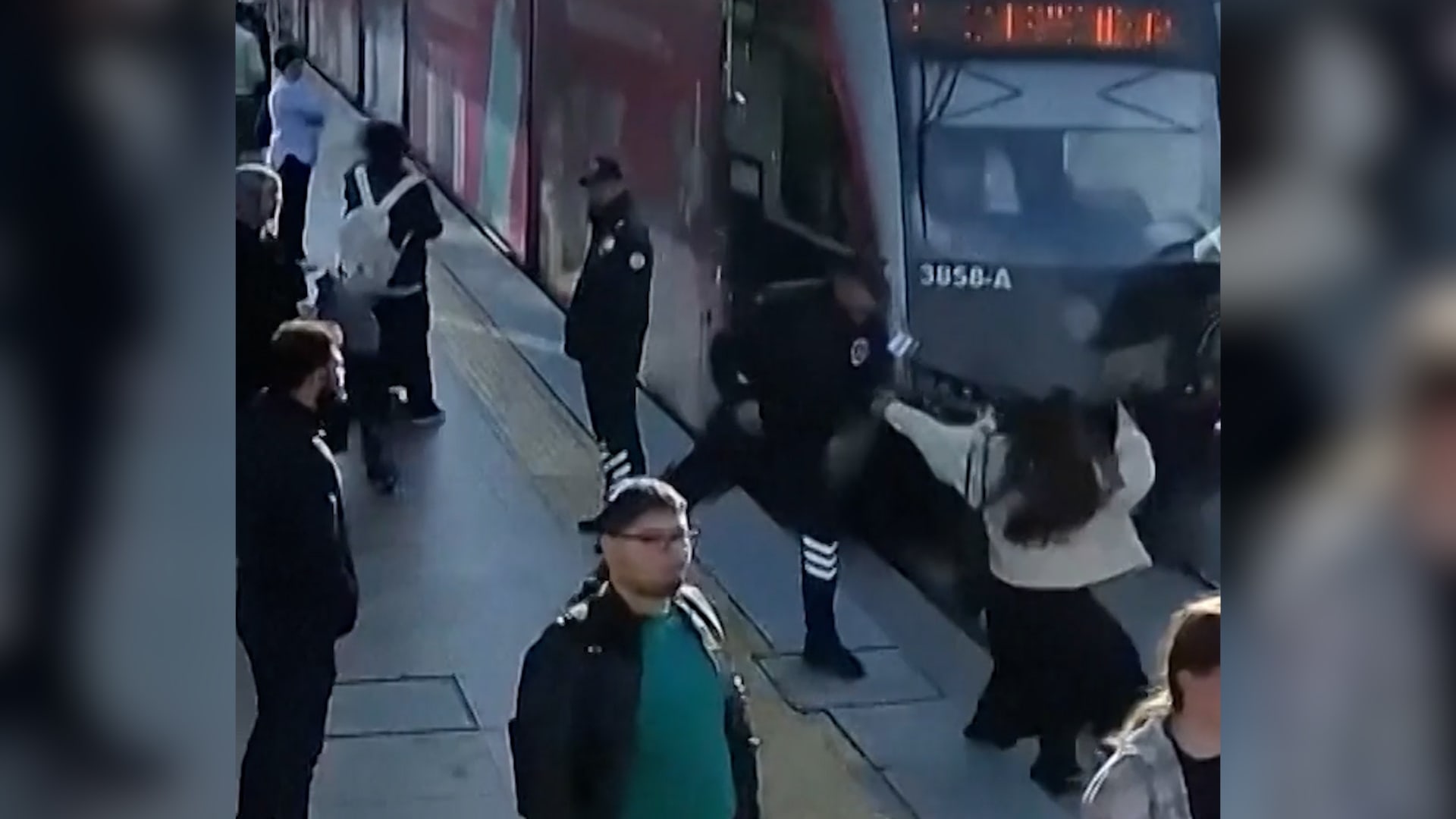 سحبها رجل أمن بقوة.. شاهد لحظة نجاة امرأة من الدهس تحت قطار في تركيا