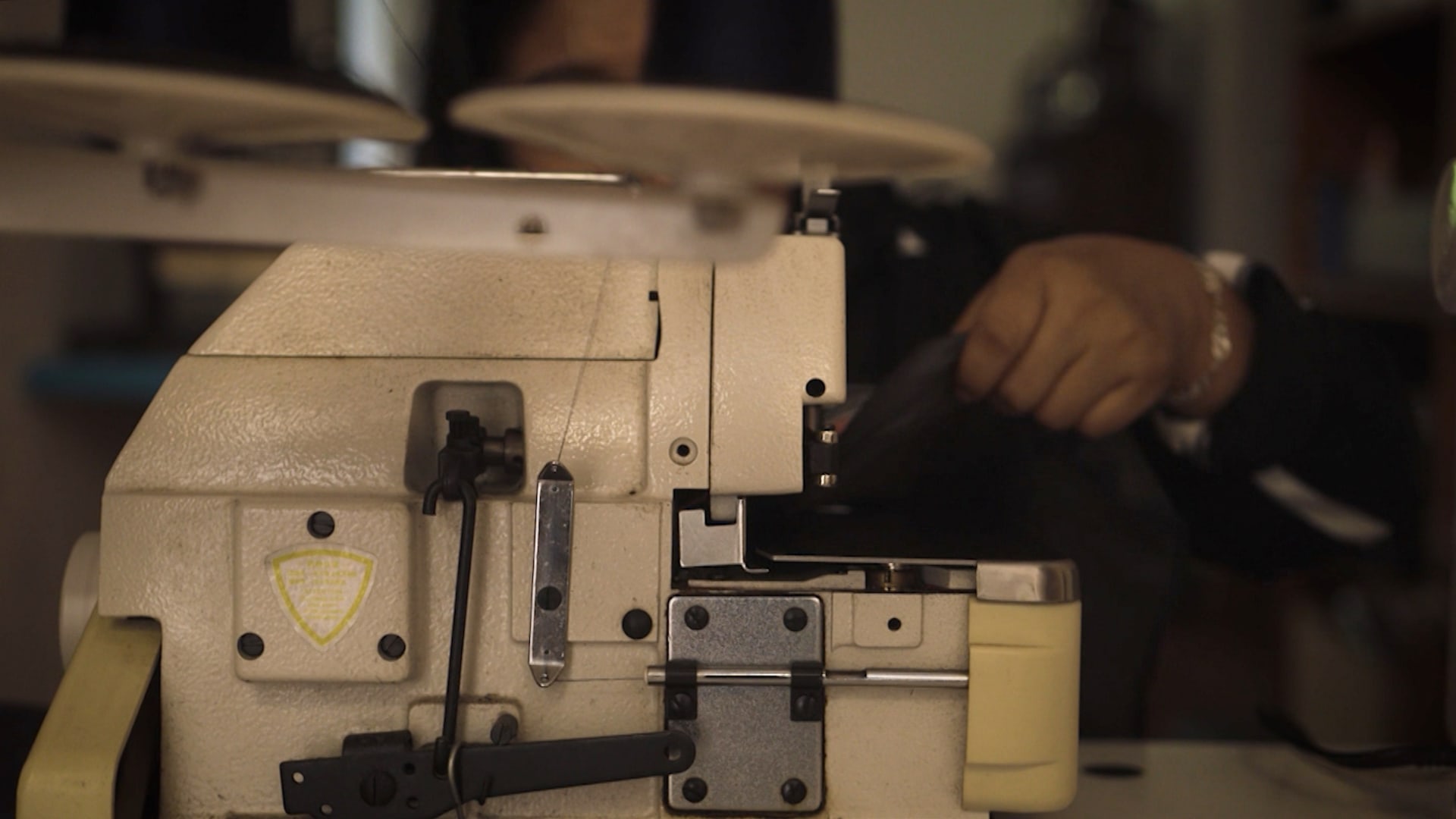 تحرش وإجبار على إنتاج آلاف الملابس يوميًا..عاملات يروين انتهاكات في مصانع تزوّد العلامات الأمريكية