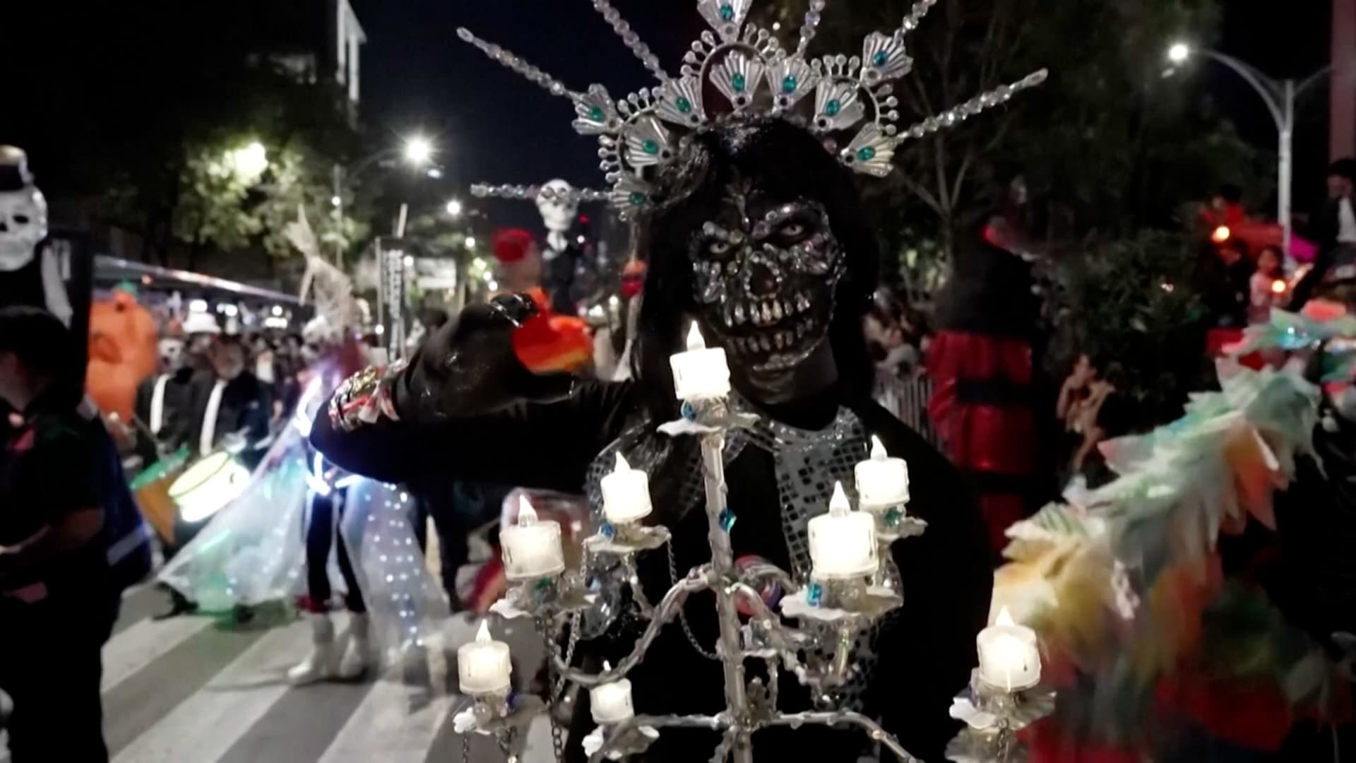 يرتدون هياكل عظمية مئات الأشخاص يحتفلون بـيوم الموتى في مدينة مكسيكو