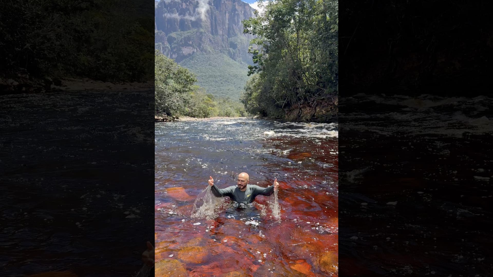 كلون الدم أو الشاي الأحمر.. إماراتي يستكشف ظاهرة مياه نادرة في قلب فنزيلا