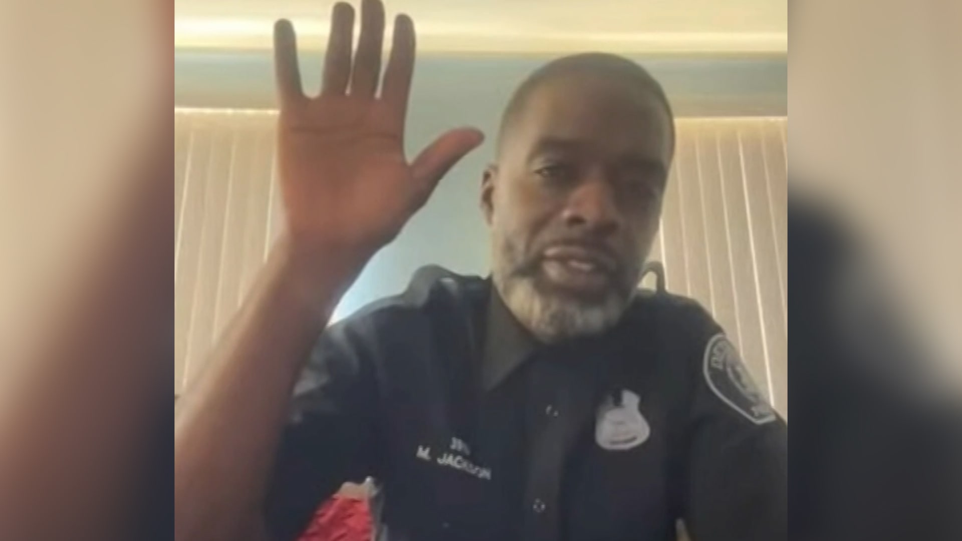 لحظة محرجة قاض يلاحظ أن شرطيا لا يرتدي بنطاله أثناء الإدلاء بشهادته للمحكمة