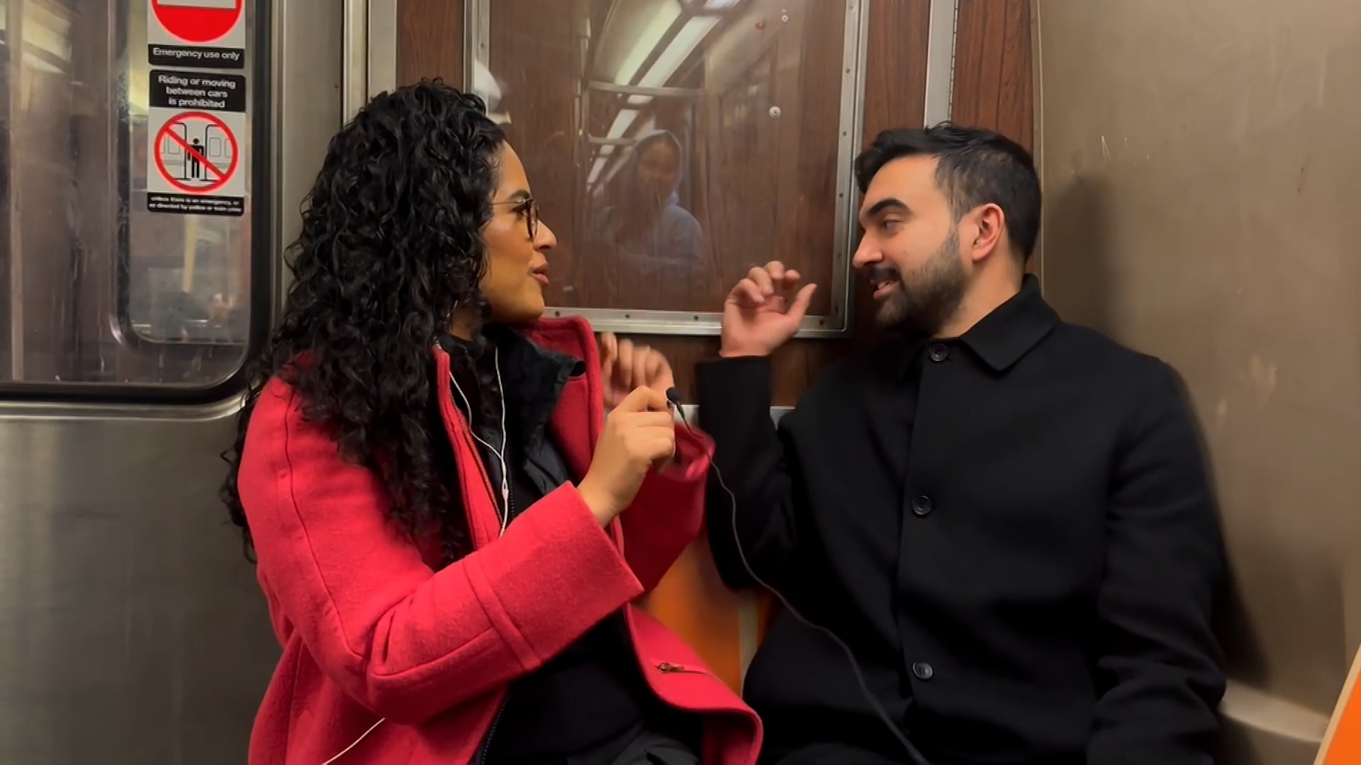 هذا بلاستيك وليس خشبا لقطة طريفة أثناء لقاء ممداني مع مراسلة CNN بمترو أنفاق نيويورك