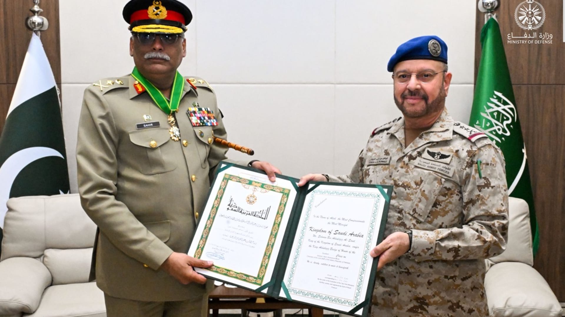 بأمر ملكي السعودية تقلد رئيس الأركان الباكستاني وسام الملك عبدالعزيز