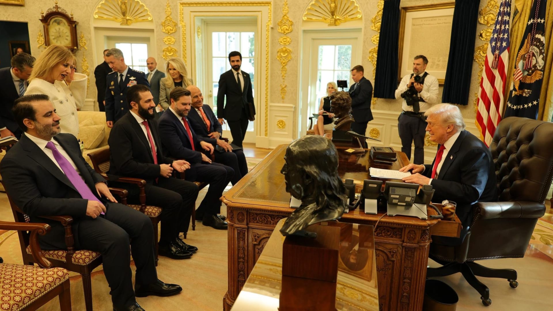 سوريا تصدر بيانا بشأن لقاء أحمد الشرع وترامب في البيت الأبيض