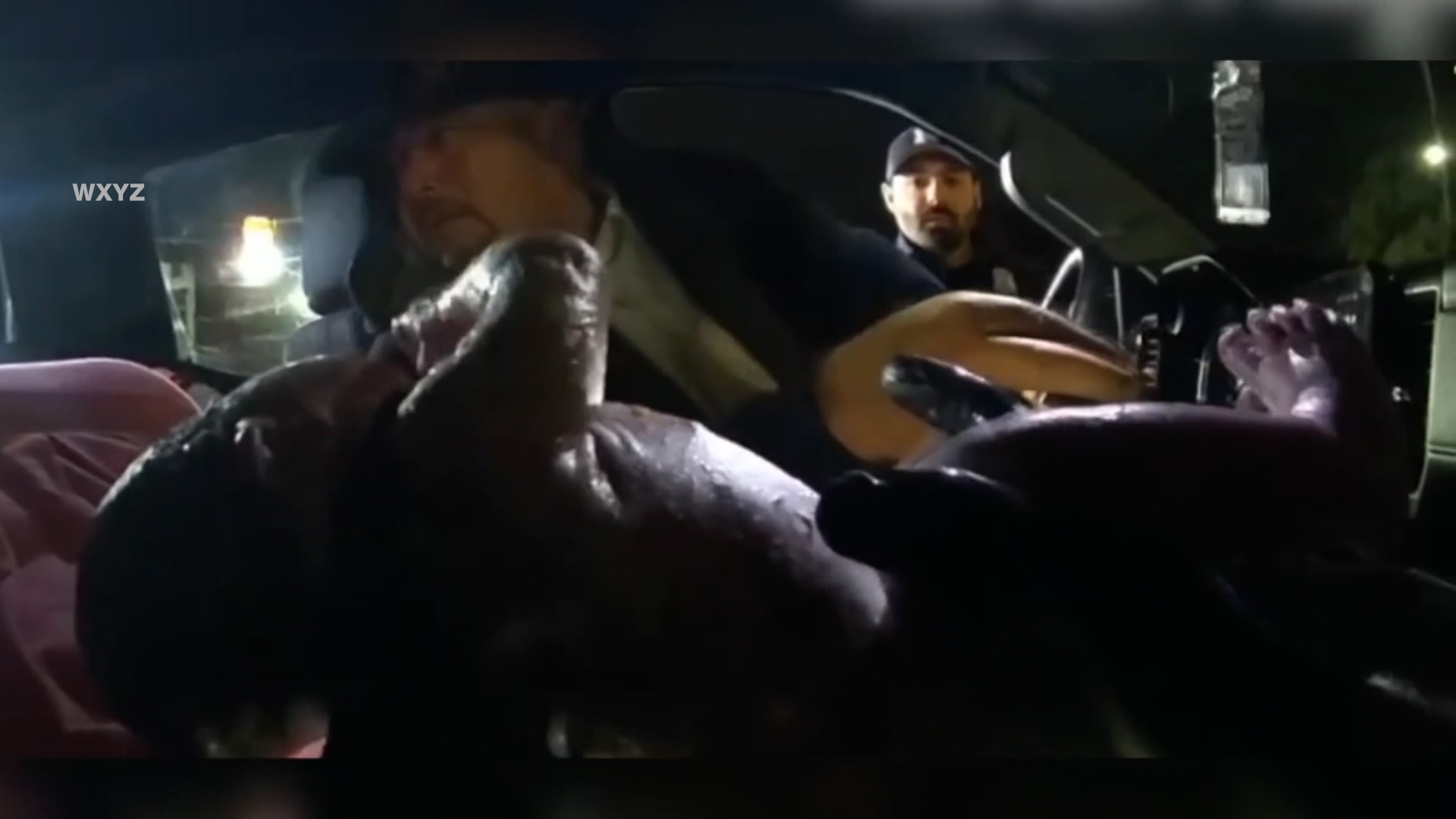 بسم الله شاهد ما قاله ضابط أمريكي من أصول عربية ساعد سيدة أثناء ولادتها على الطريق