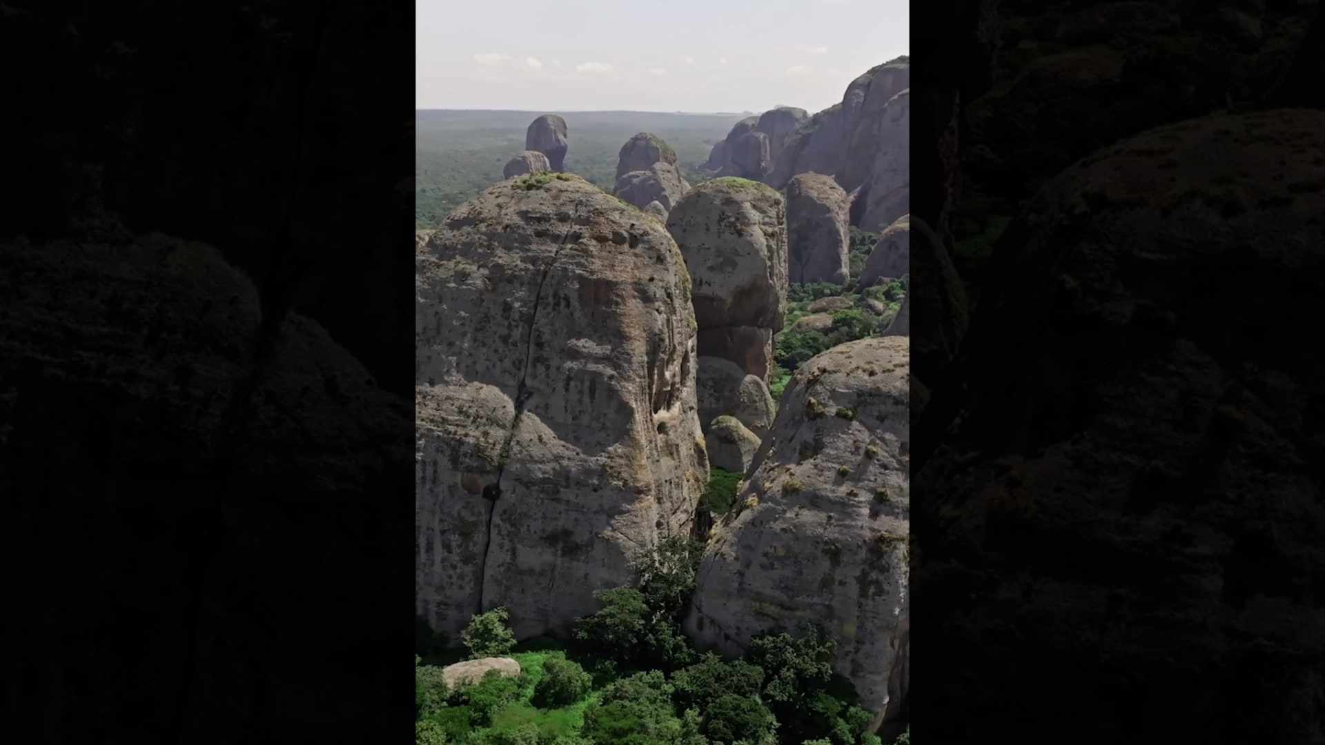 "جزر صخرية" تمتد وسط سهول السافانا الشاسعة بأنغولا.. ما سرها؟