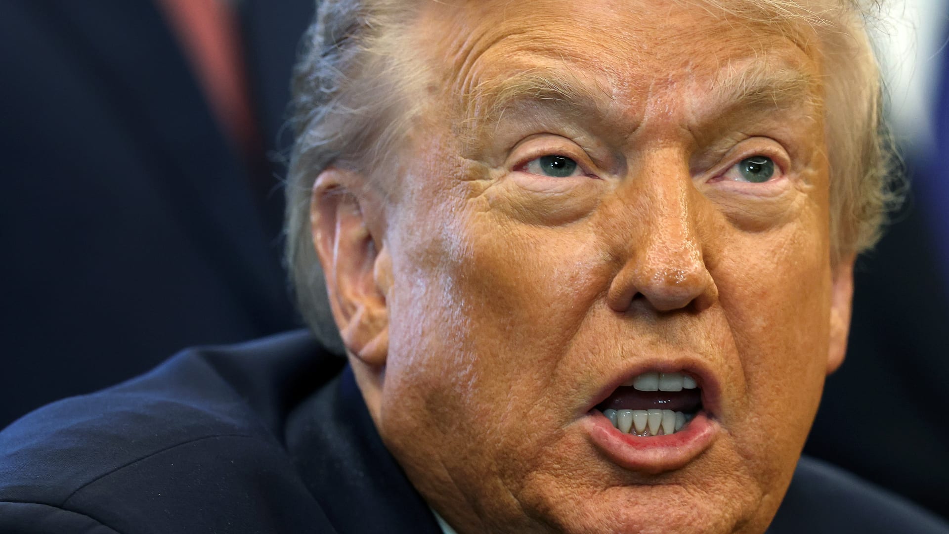 ترامب يعلن عن هوية المشتبه به في حادث إطلاق النار بواشنطن ويهاجم بايدن رئيس كارثي