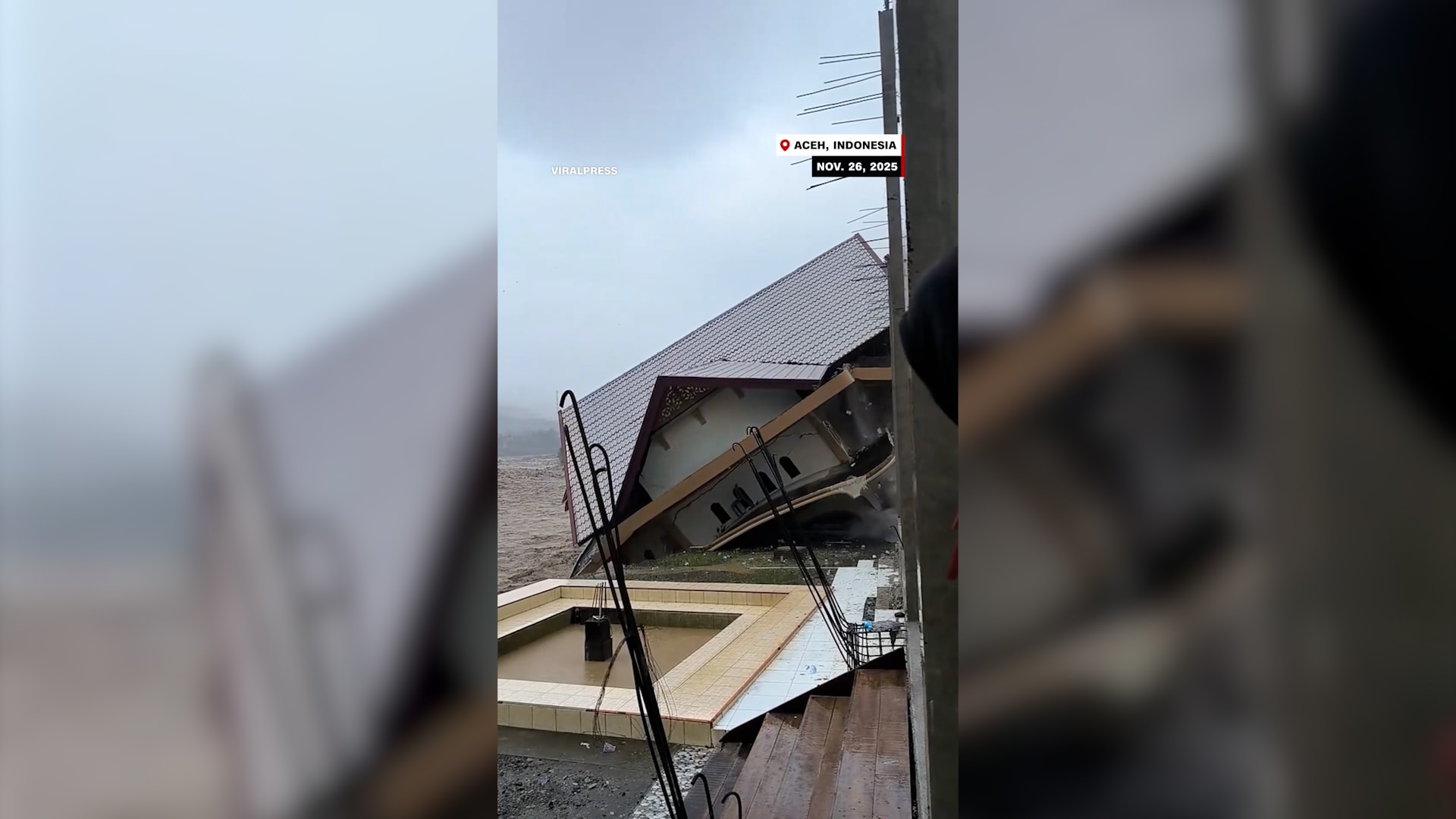 لحظة انهيار منازل وطرق في فيضانات إندونيسيا