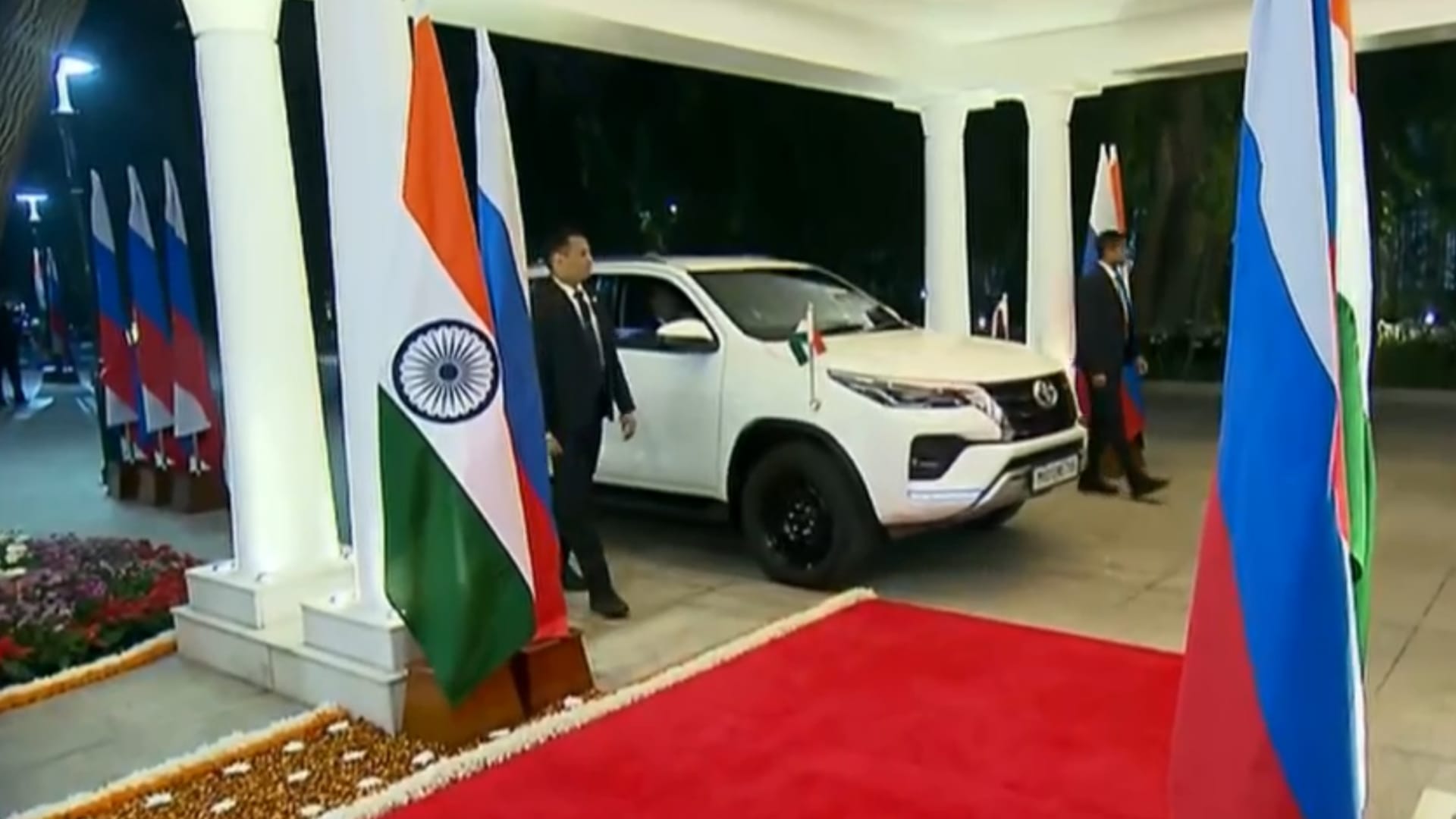 كصديقين قديمين.. بوتين ومودي يجتمعان في سيارة دفع رباعي مصفحة بالهند