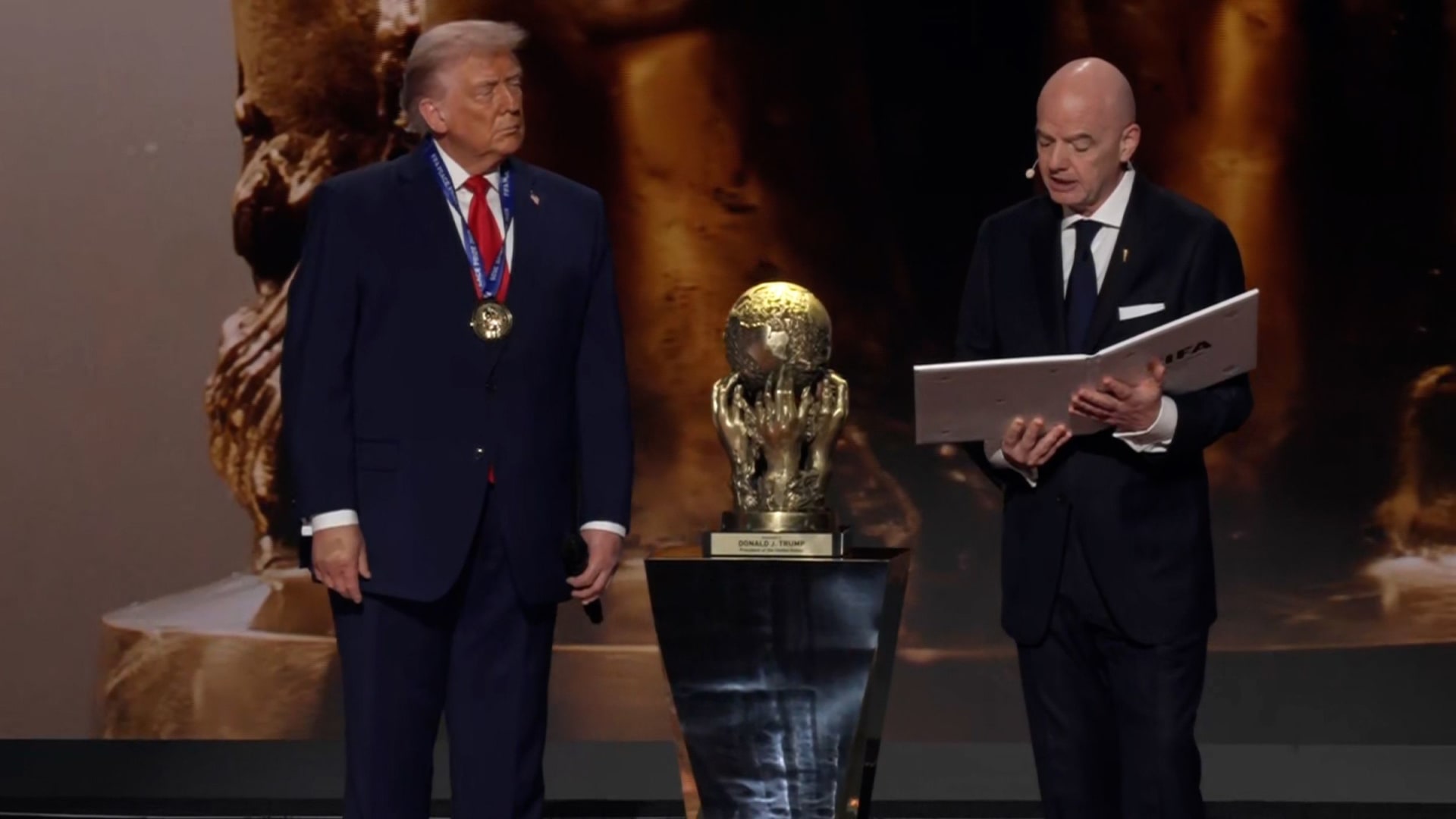 شاهد لحظة فوز ترامب بأول جائزة سلام على الإطلاق من الفيفا