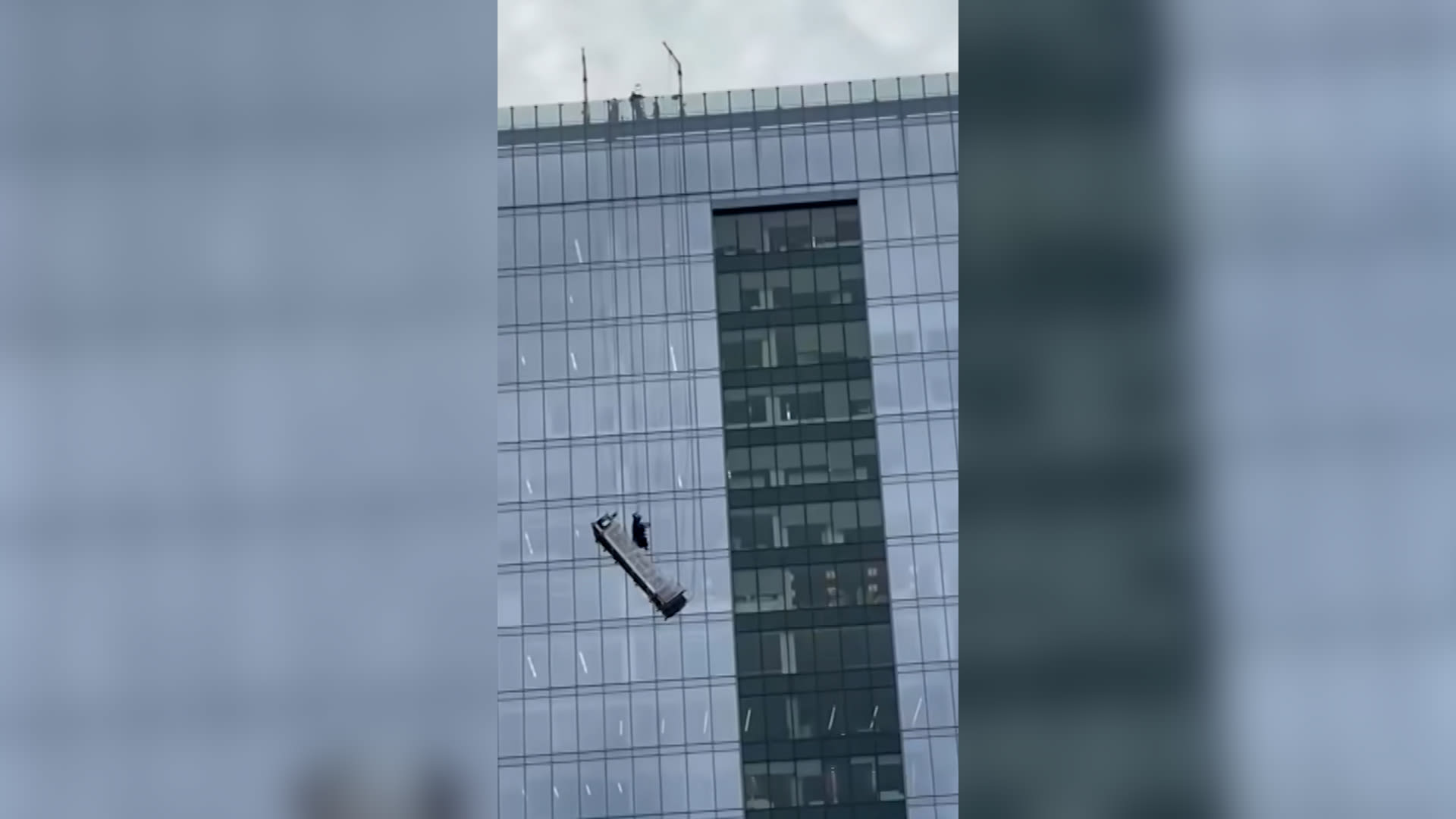 شاهد.. إنقاذ عاملي تنظيف نوافذ علقا على ارتفاع 15 طابقًا