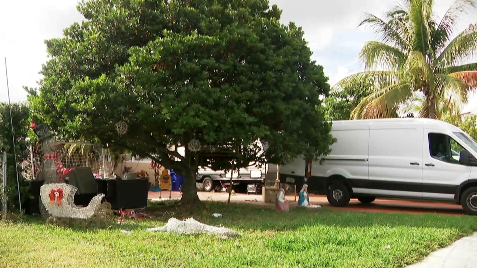 أمام أعين مالكيها.. شاهد محاولة سرقة زينة عيد الميلاد وردة فعل العائلة