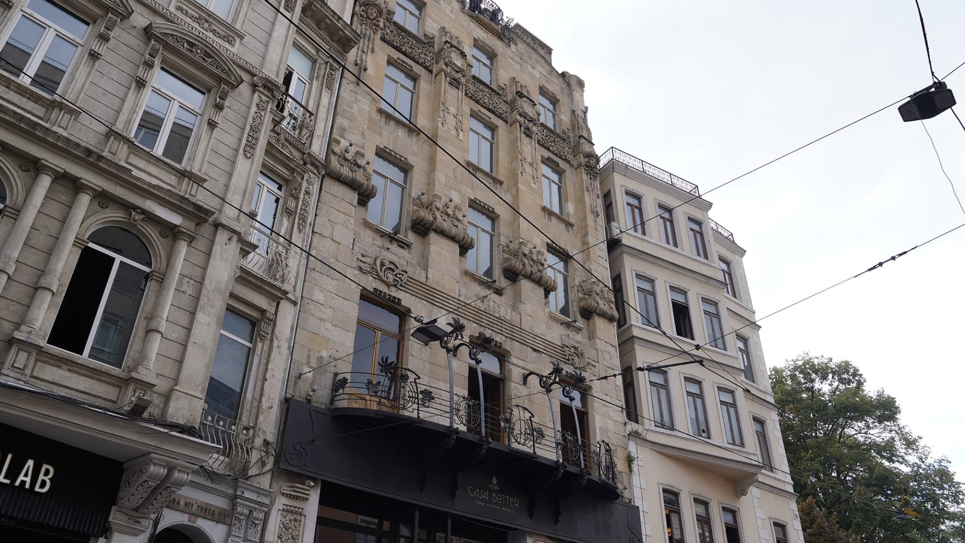 بناه السلطان لخياطه الموثوق.. مبنى فريد في إسطنبول يعود إلى الحياة بعد إهماله لعقود