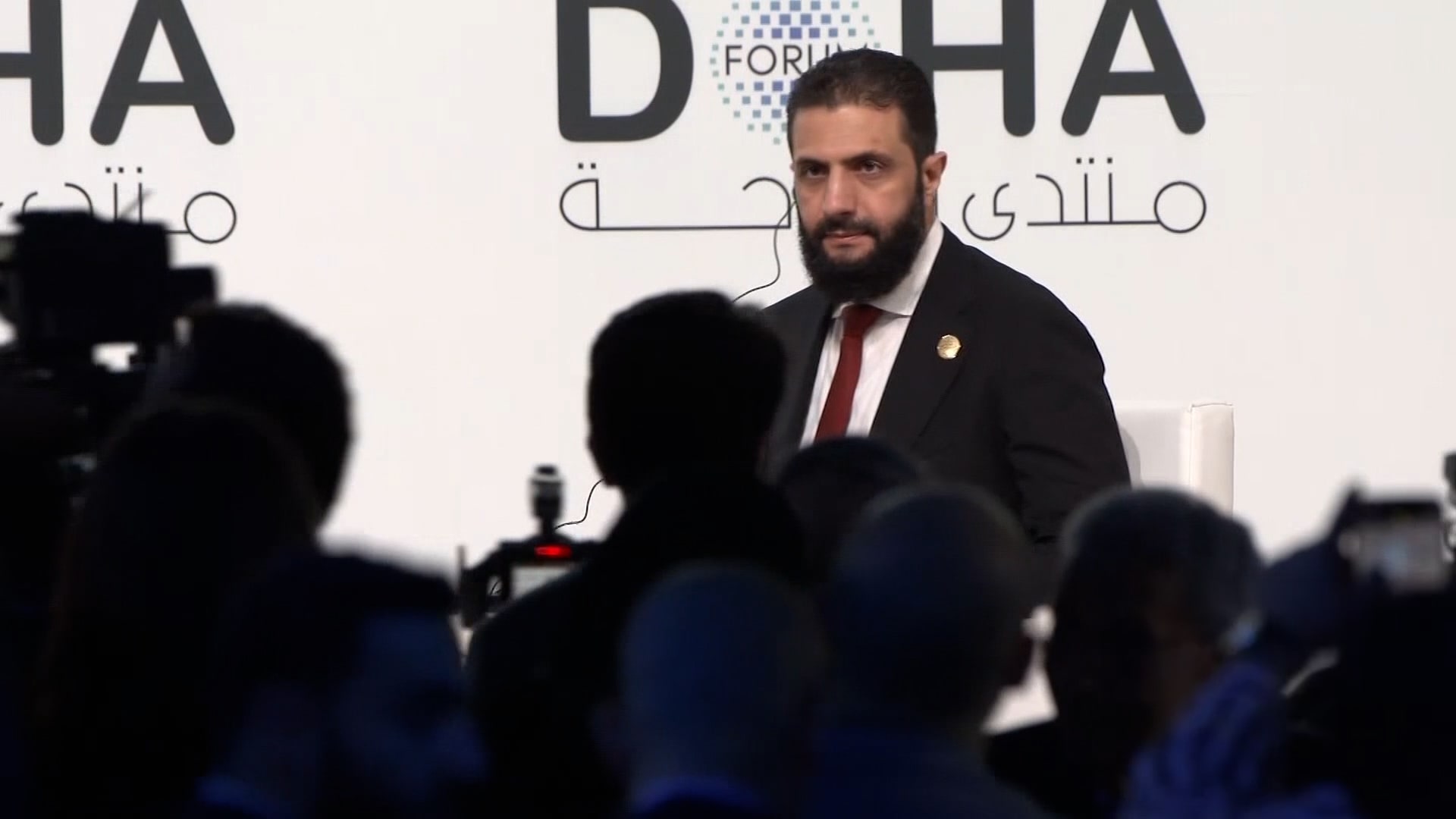 هل يبقى أحمد الشرع في السلطة "للأبد" وكيف يؤثر تاريخه بمستقبل سوريا؟.. شاهد رده لأمانبور