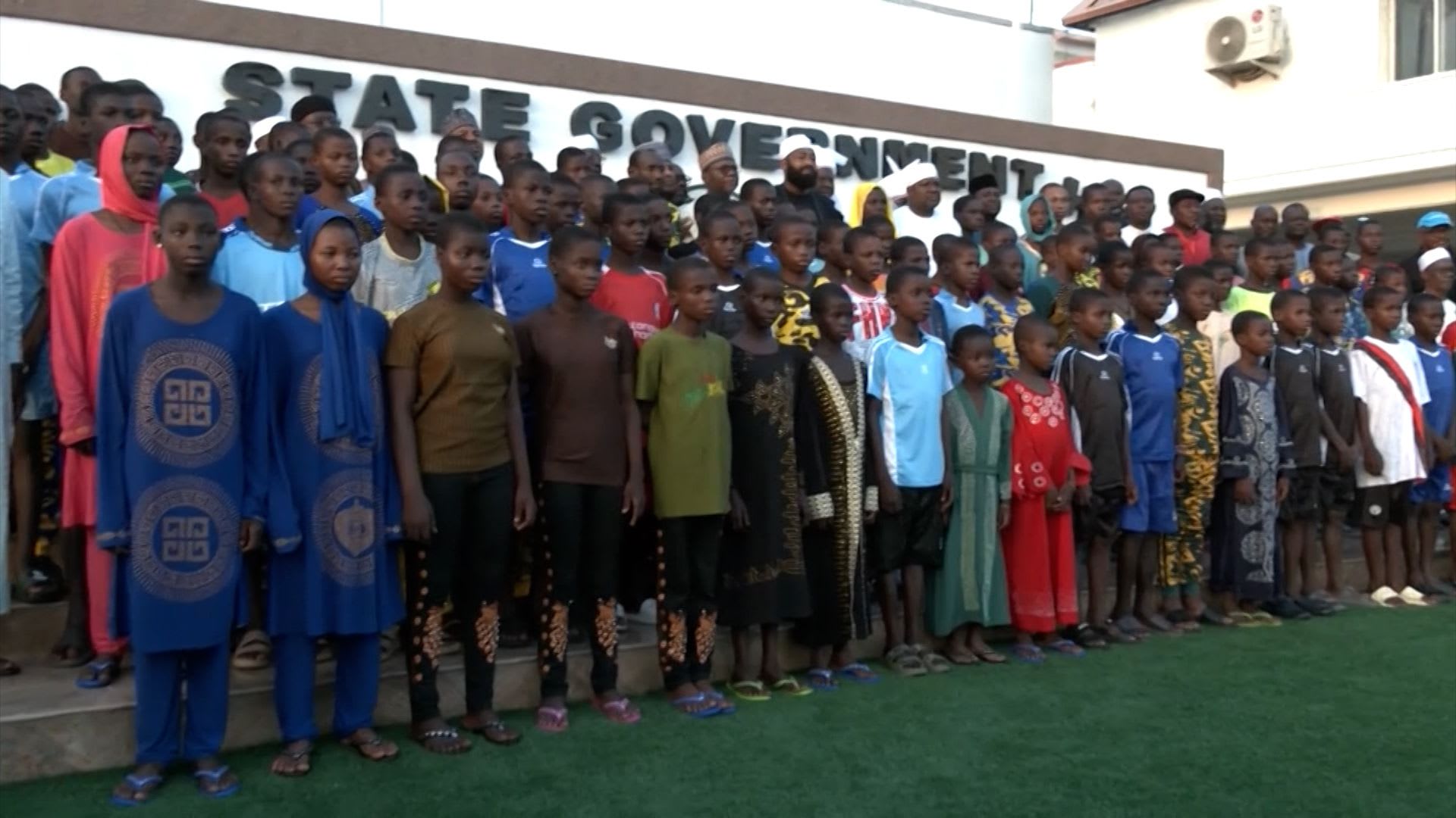 إطلاق سراح 100 طالب مختطف في نيجيريا وسط غموض حول عملية الإنقاذ