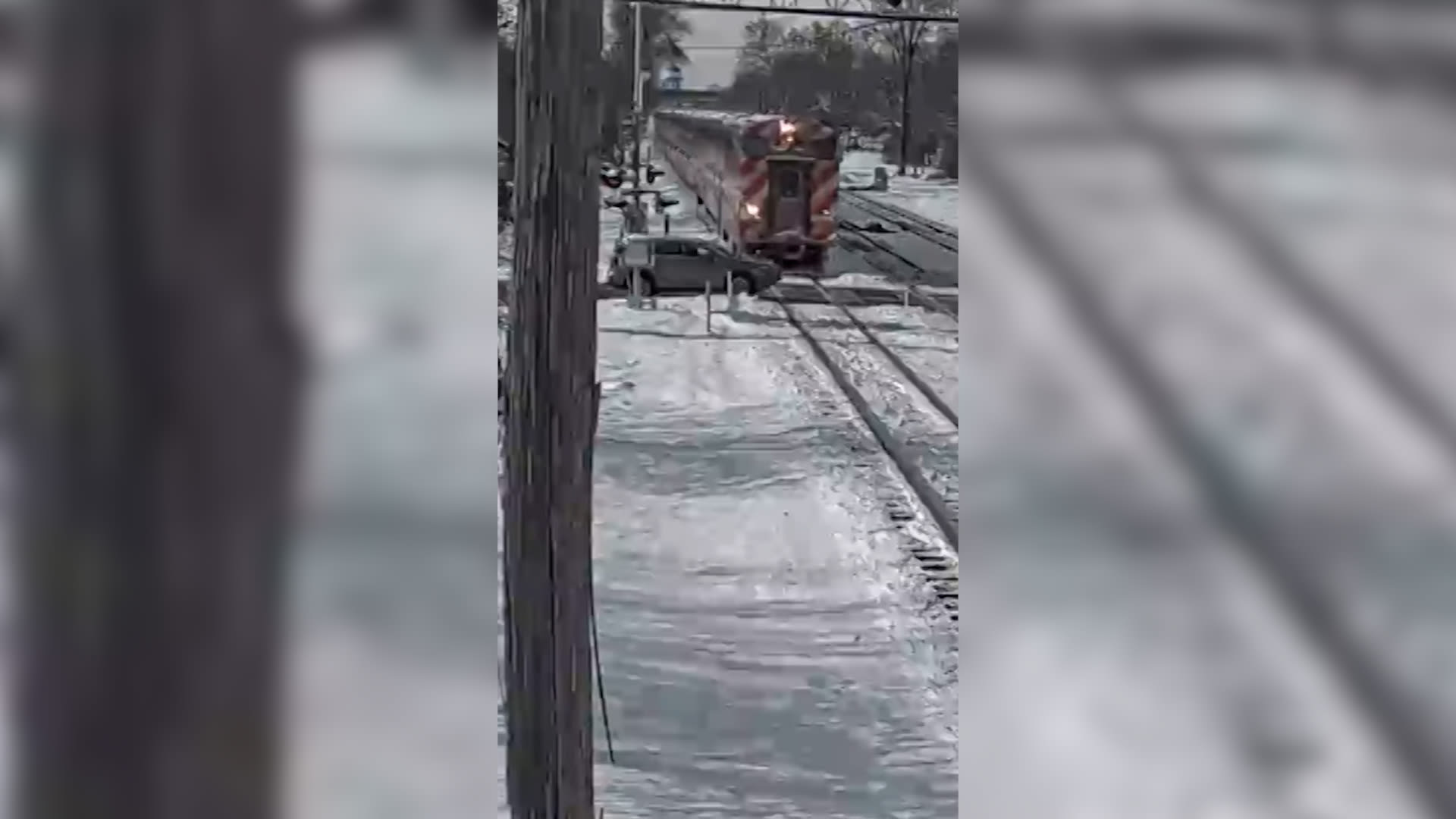 فيديو يوثق لحظة اصطدام قطار ركاب بسيارة اعترضت طريقه في أمريكا