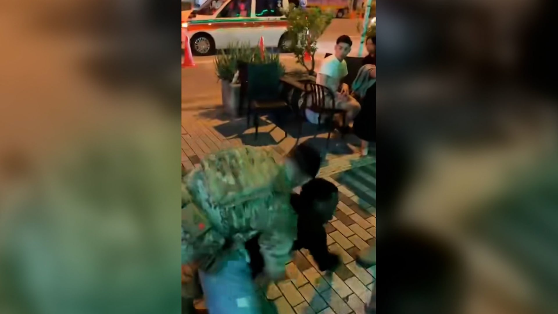 حمله وطرحه أرضًا بقوة.. شاهد جنودا أمريكيين يهاجمون أمريكياً باليابان