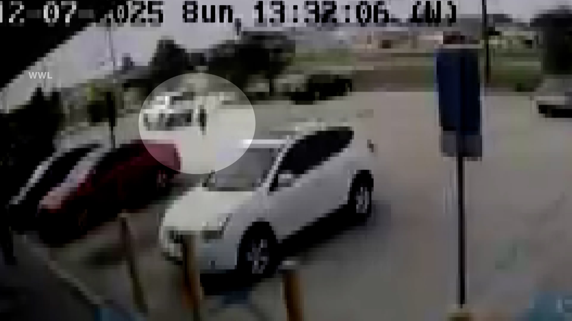 طفل يهرب من سيارة سرقها مجرم متسلسل بأمريكا في وضح النهار