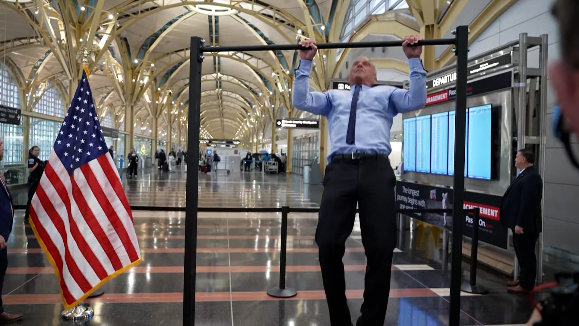 مؤتمر صحفي يتحول إلى مسابقة رياضية في مطار بأمريكا