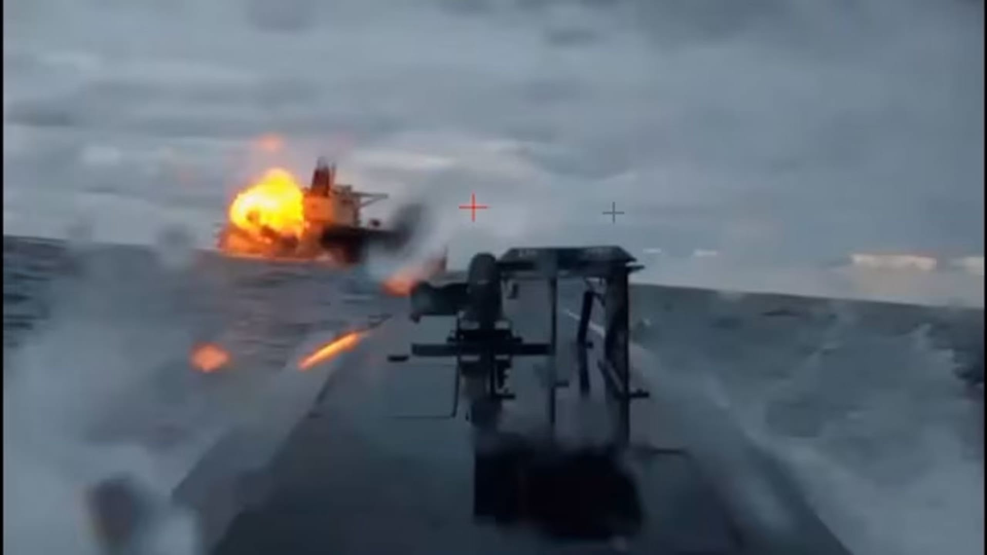 بغواصة مسيّرة.. فيديو يظهر ضرب أوكرانيا لناقلة نفط بأسطول الظل الروسي بالبحر الأسود