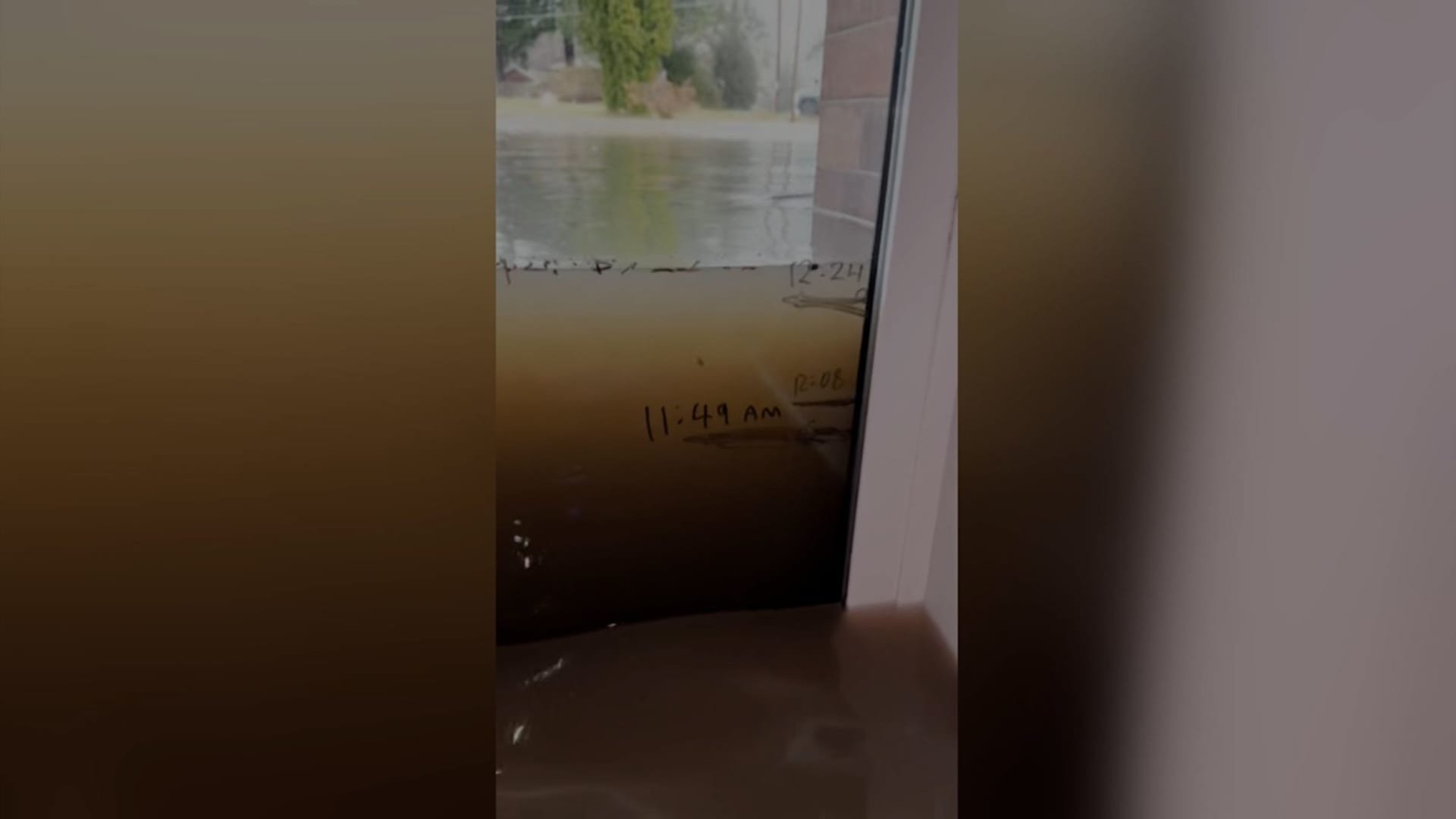 عائلة توثق مشهد مياه الفيضانات في واشنطن تغمر منزلها