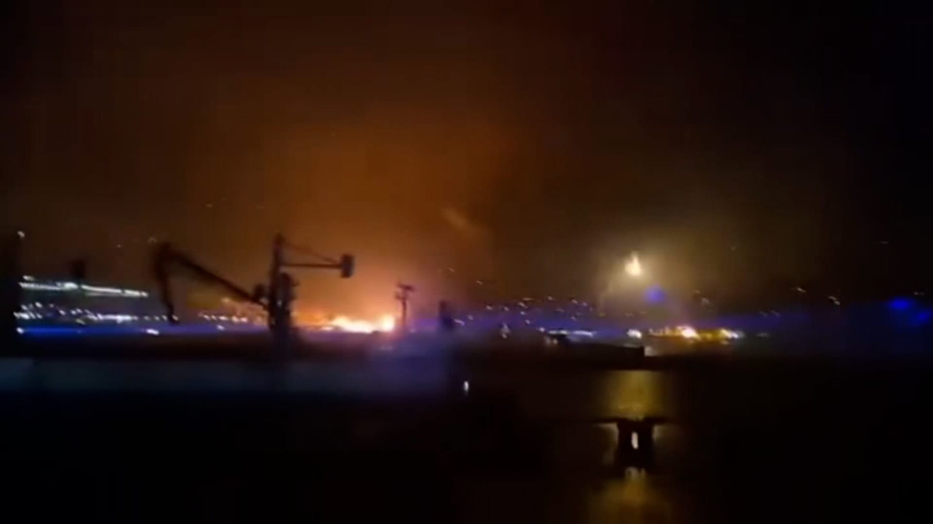 شاهد.. أوكرانيا تُصعّد هجماتها على منشآت الطاقة الروسية