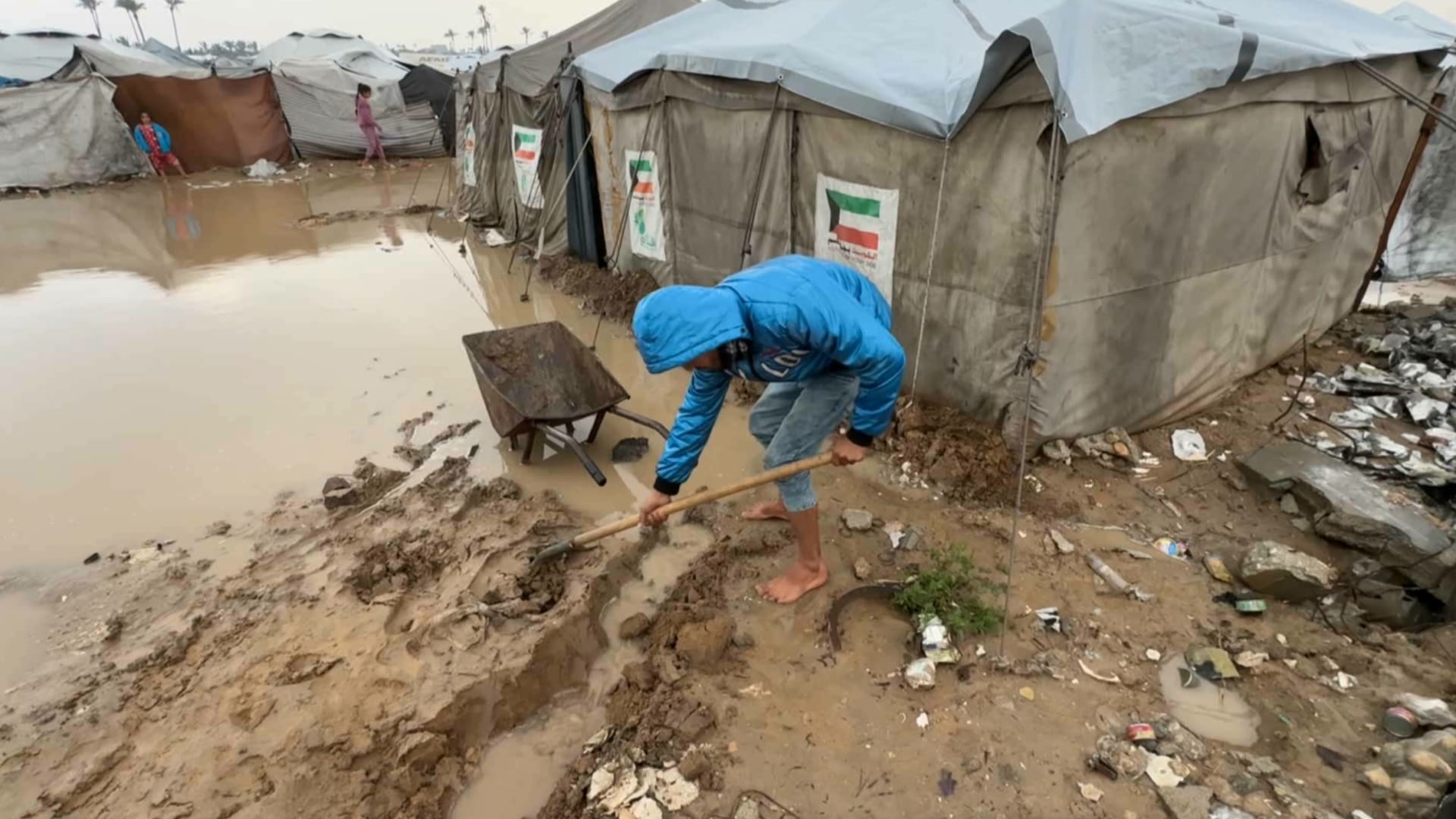 غمرت الخيام والملاجئ.. أمطار غزيرة تتسبب بفيضانات في غزة