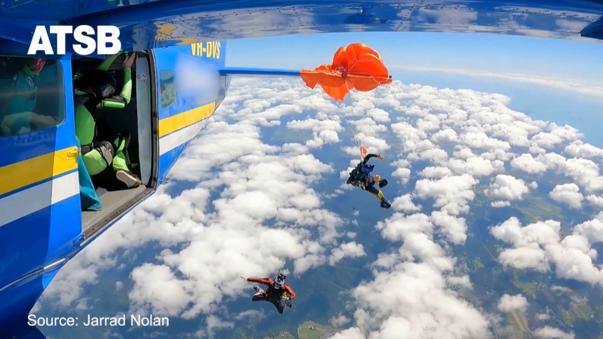 بعد قفزه مباشرة.. شاهد مظليًا يعلق بجناح طائرة في أستراليا