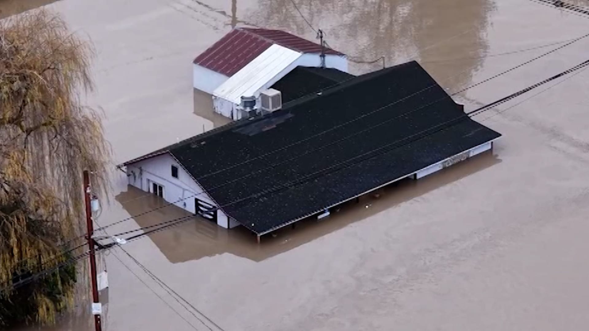 طائرة "درون" ترصد كيف وصلت مياه الفيضانات إلى أسطح منازل بواشنطن