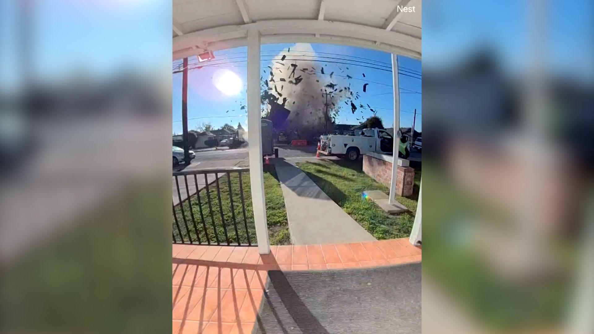 كاميرا مراقبة ترصد لحظة انفجار خط غاز في كاليفورنيا