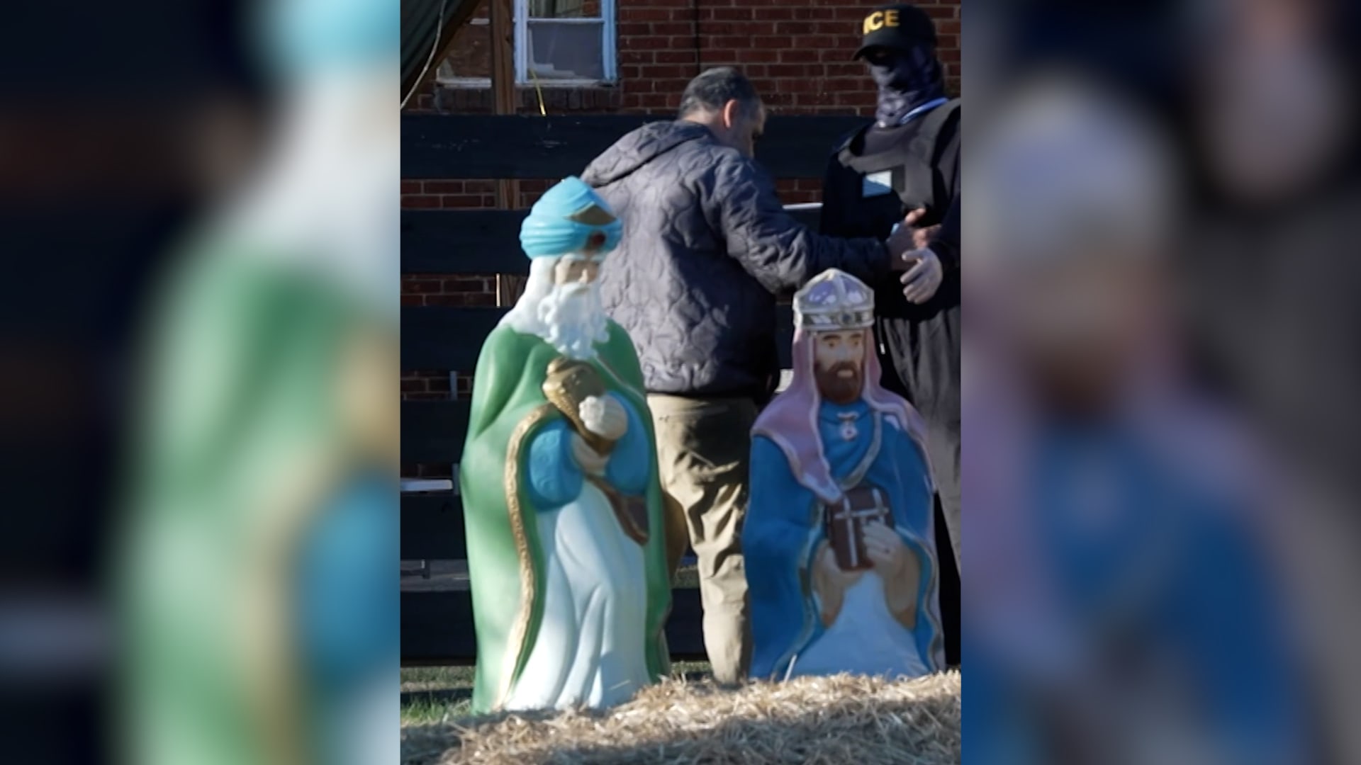 مشهد الميلاد مع تماثيل لعناصر إدارة الهجرة.. شاهد ما فعله رجل بها