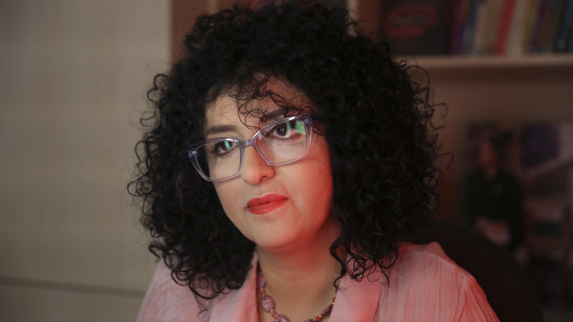 مؤسستها: السلطات الإيرانية تُلقي القبض على الفائزة بجائزة نوبل للسلام نرجس محمدي