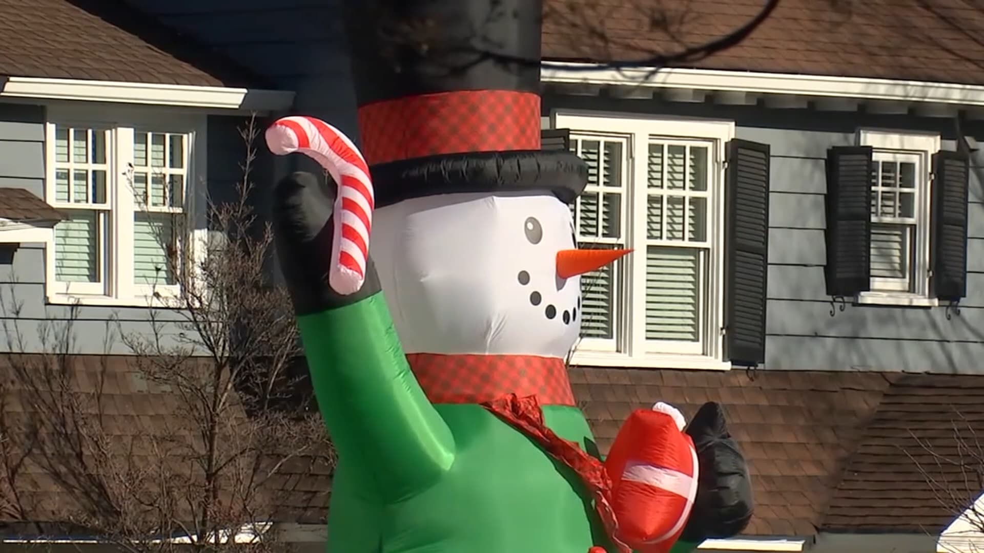 زينة العيد في حي بنيوجيرسي.. رجال ثلج عمالقة تجمع بين البهجة ودعم المجتمع